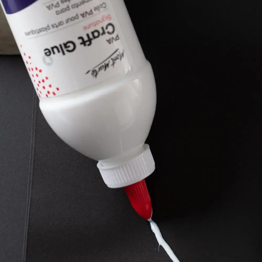 mont-marte-craft-glue-signature-500g-macr0039_v01-in-use-3.webp